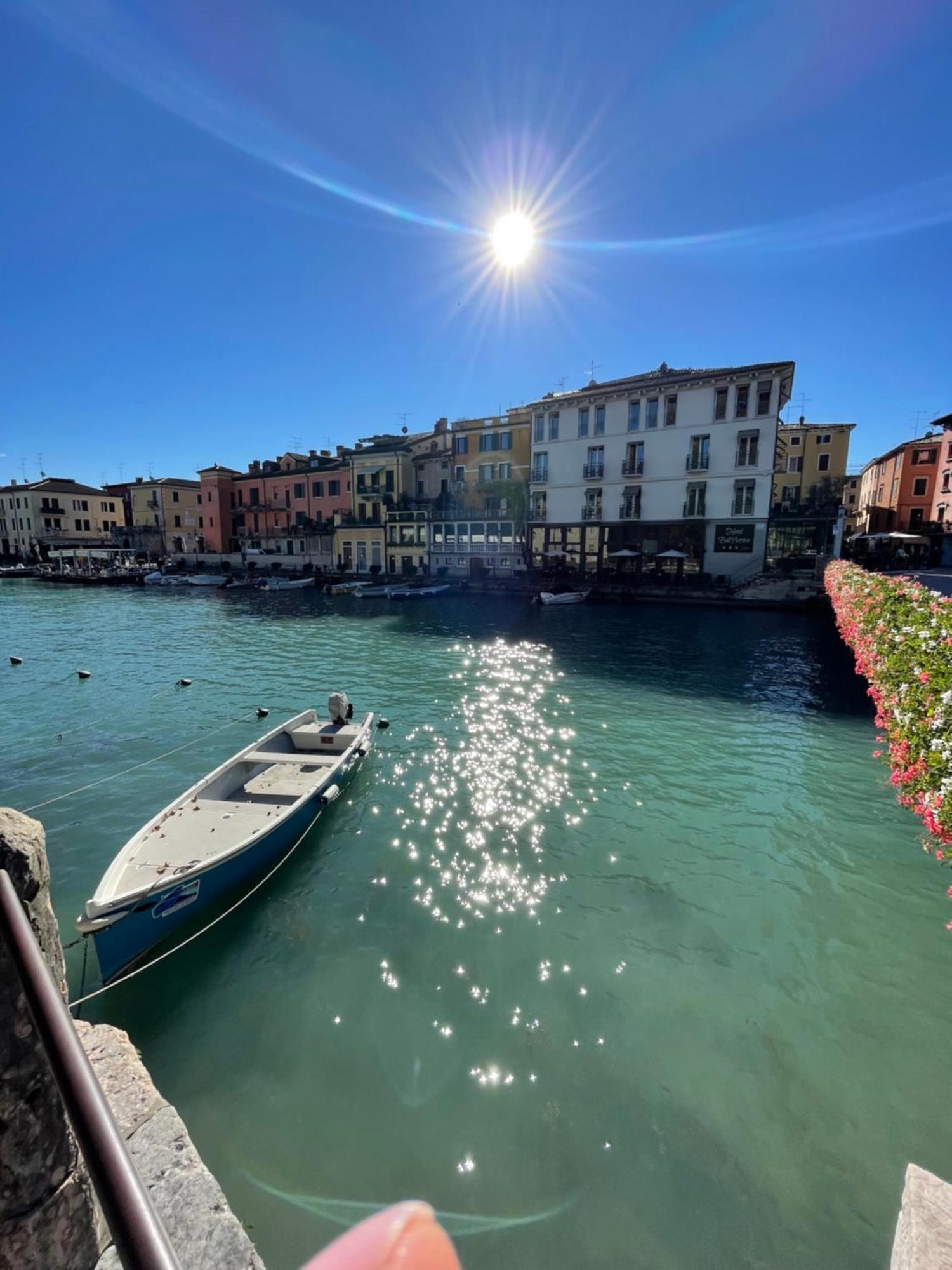 Time To Relax - La Terrazza Sul Lago Peschiera del Garda Eksteriør bilde